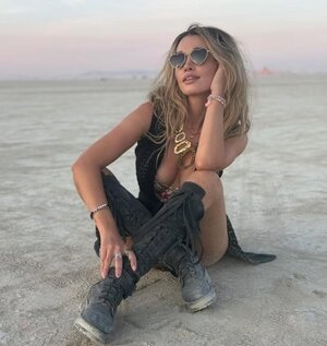 Karolina Benefield nude 12