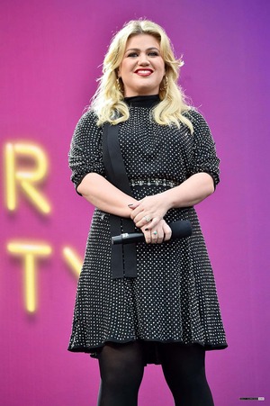 Kelly Clarkson nude 10
