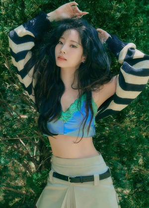 Kim Da-hyun nude 1