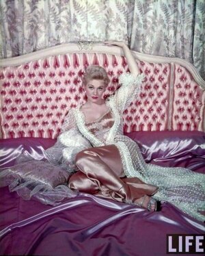 Kim Novak nude 7