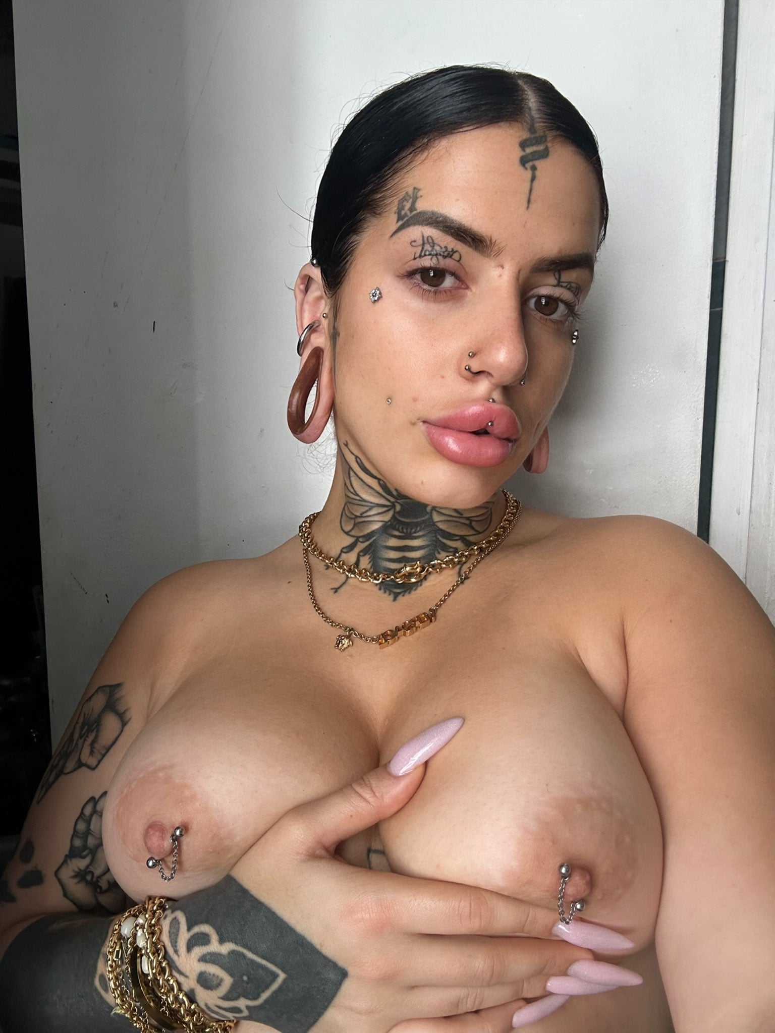 Laetitia Versace nude 11