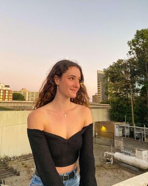 Laura Fischer nude 5