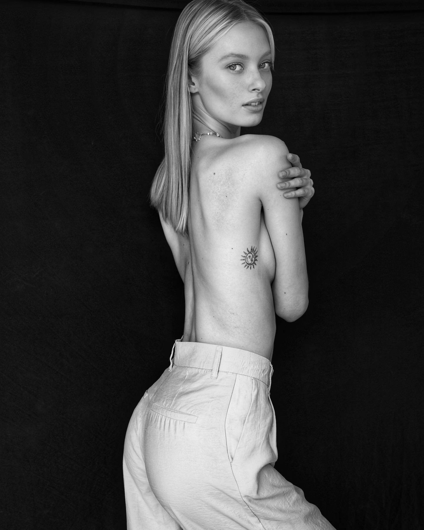 Laura Marosi nude 5