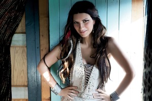 Laura Pausini nude 12