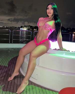 Laura Van Salazar nude 5