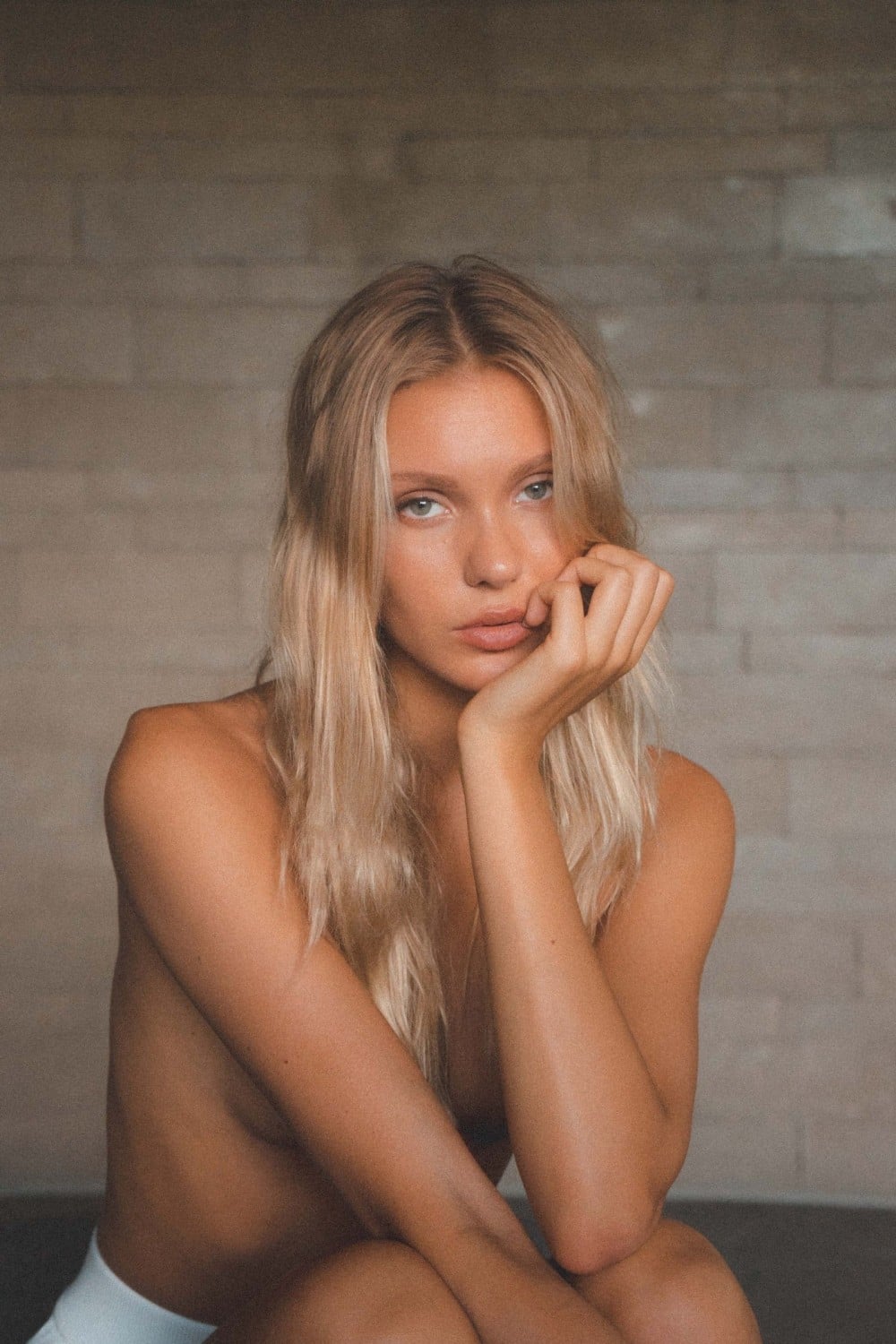Laura Ziedone nude 7