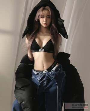 Le Thi Khanh Huyen nude 11
