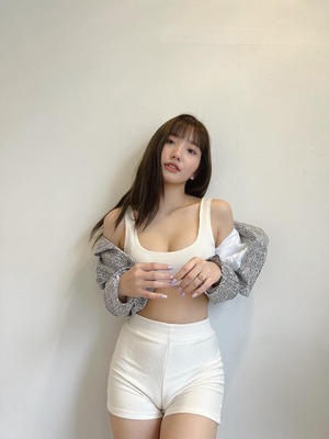 Le Thi Khanh Huyen nude 2