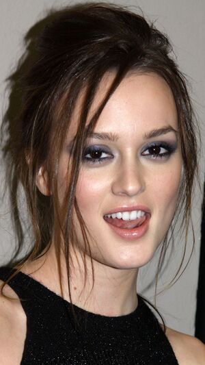 Leighton Meester nude 7