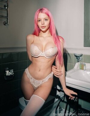 Lesi Mooniee nude 1