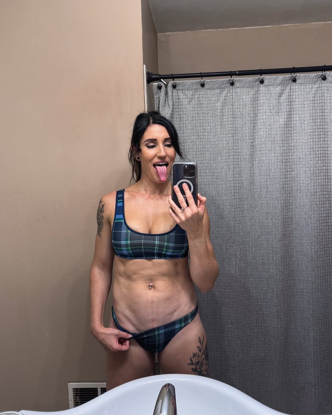 Lesley Cusumano nude 9