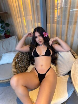 Lesly Twin nude 10