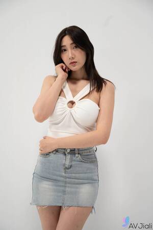 Li Er nude 1