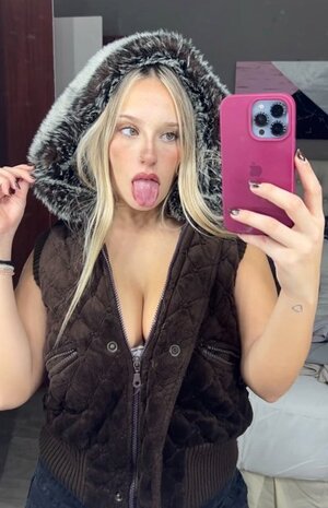 Lily Milkers nude 3