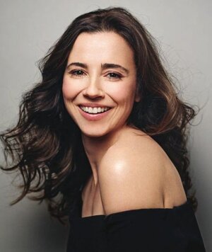 Linda Cardellini nude 7