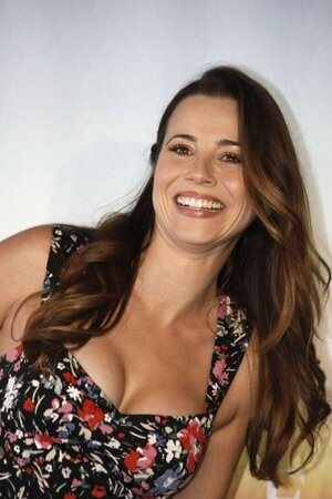 Linda Cardellini nude 8