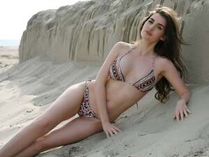 Lindsay Belanger nude 5