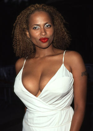 Lisa Nicole Carson nude 12