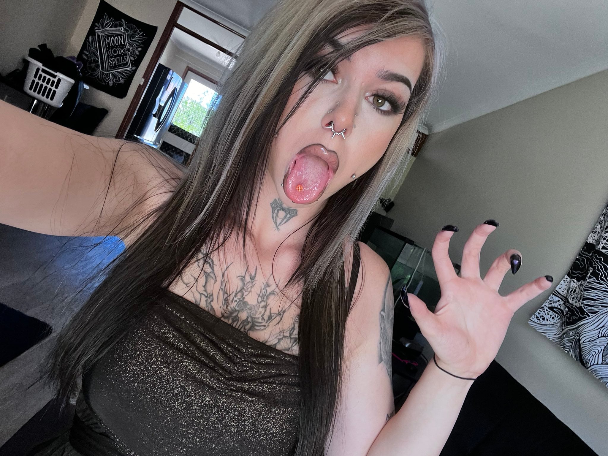 Livingskullz666 nude 10