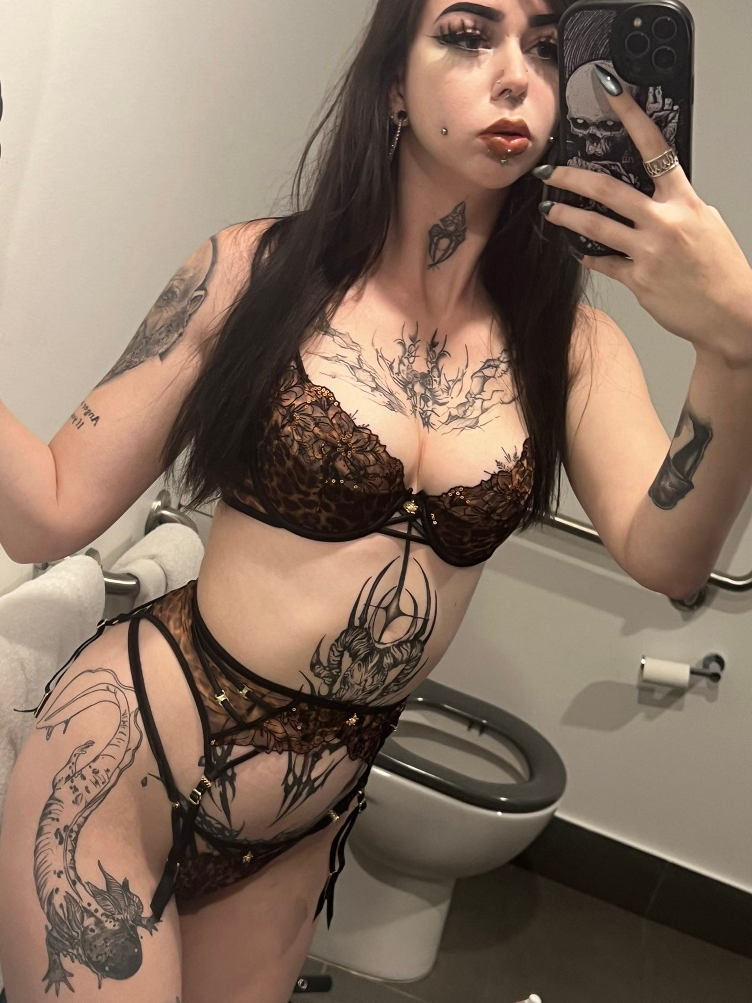 Livingskullz666 nude 9