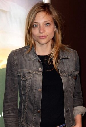 Lizzie Brochere nude 7