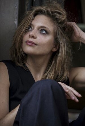 Lizzie Brochere nude 8