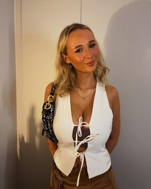 Lizzie Quinn nude 6