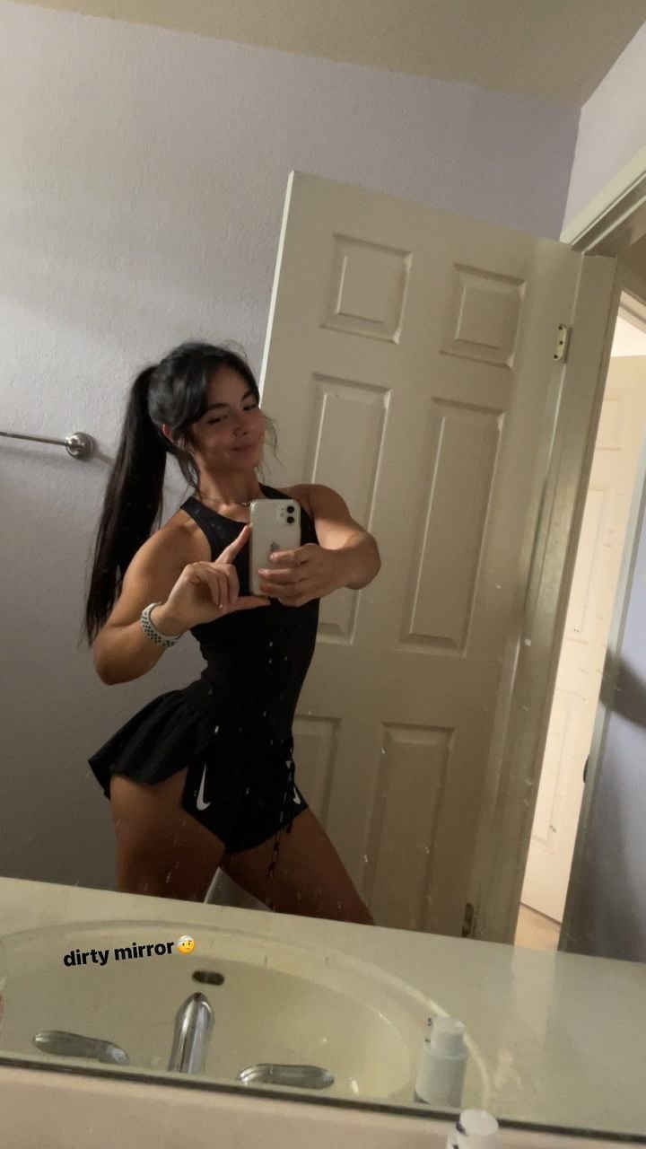 Lizzy Porter nude 4