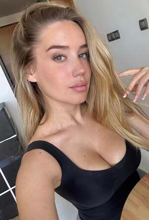 Lluna Clark nude 10