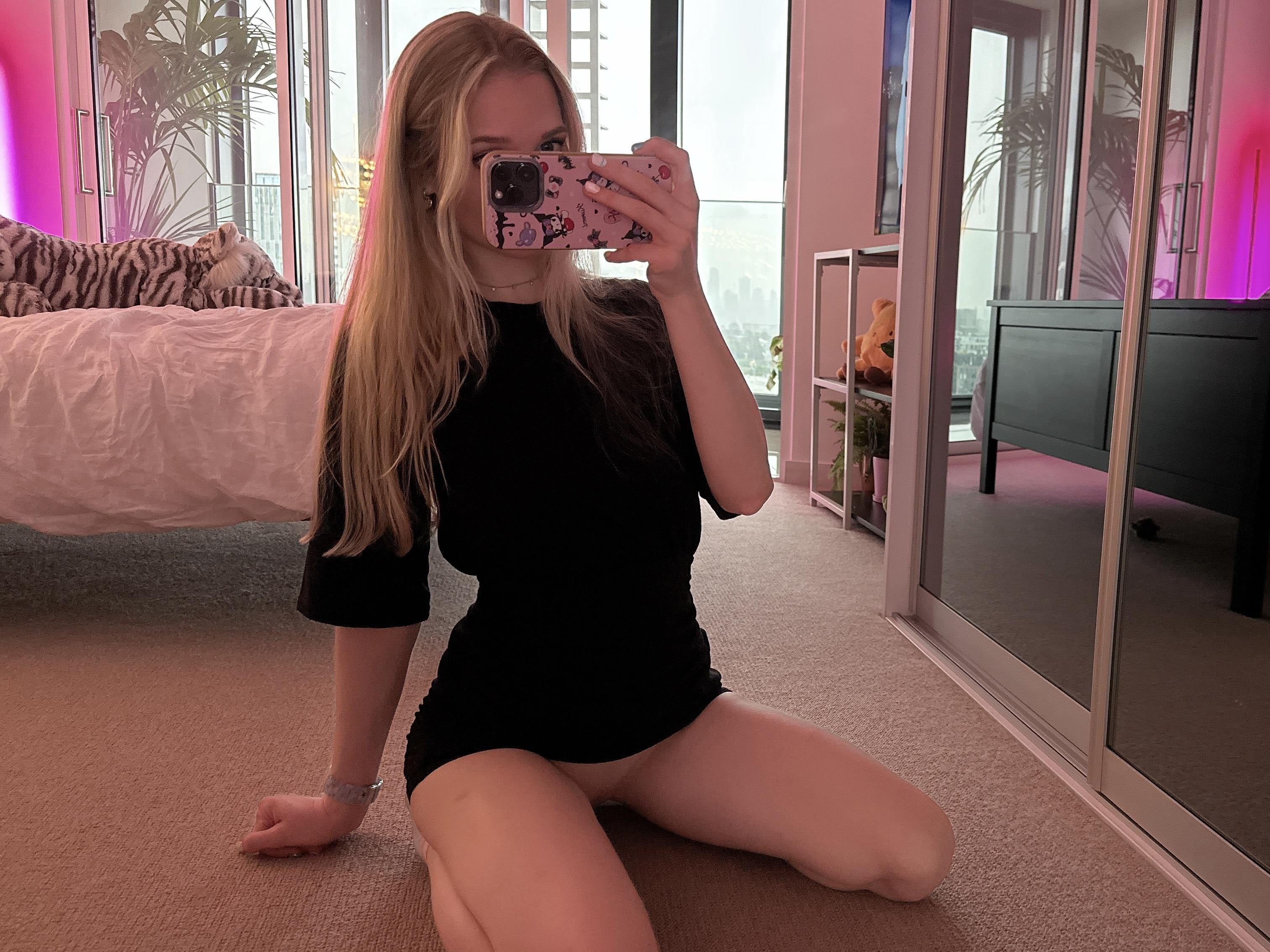 Luna Bunny nude 4