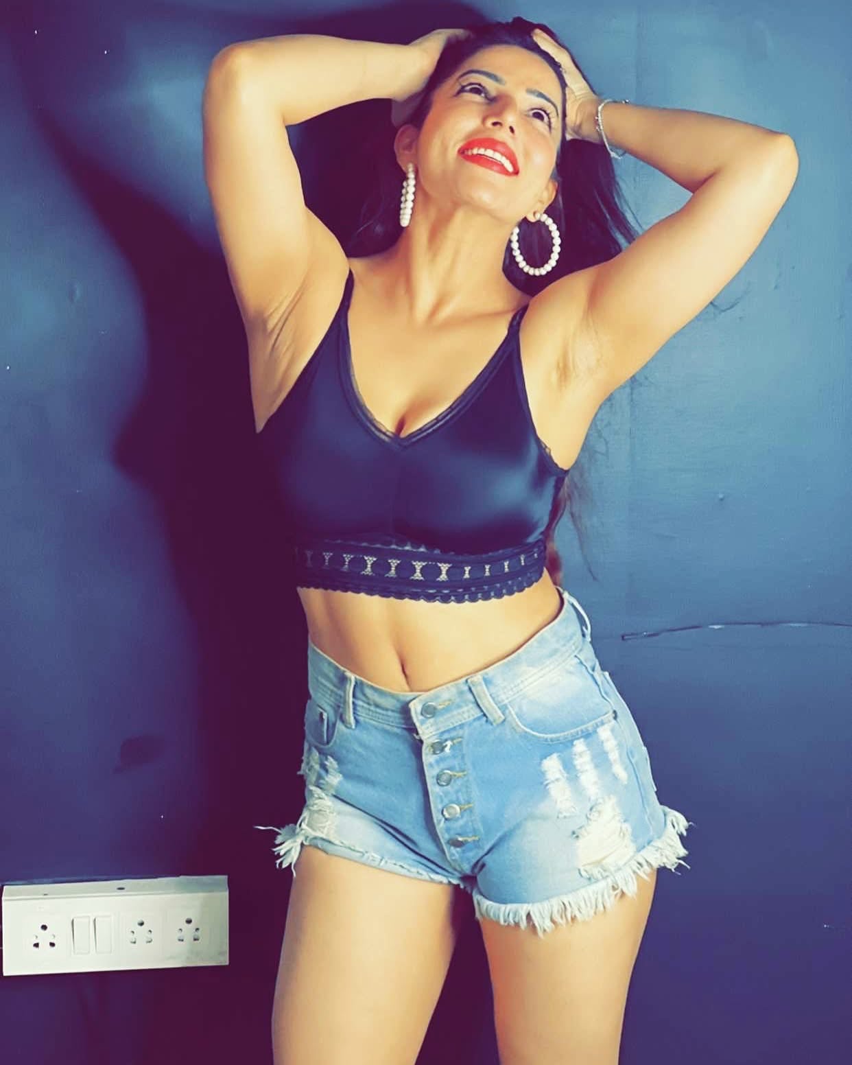 Maahi Khan nude 10