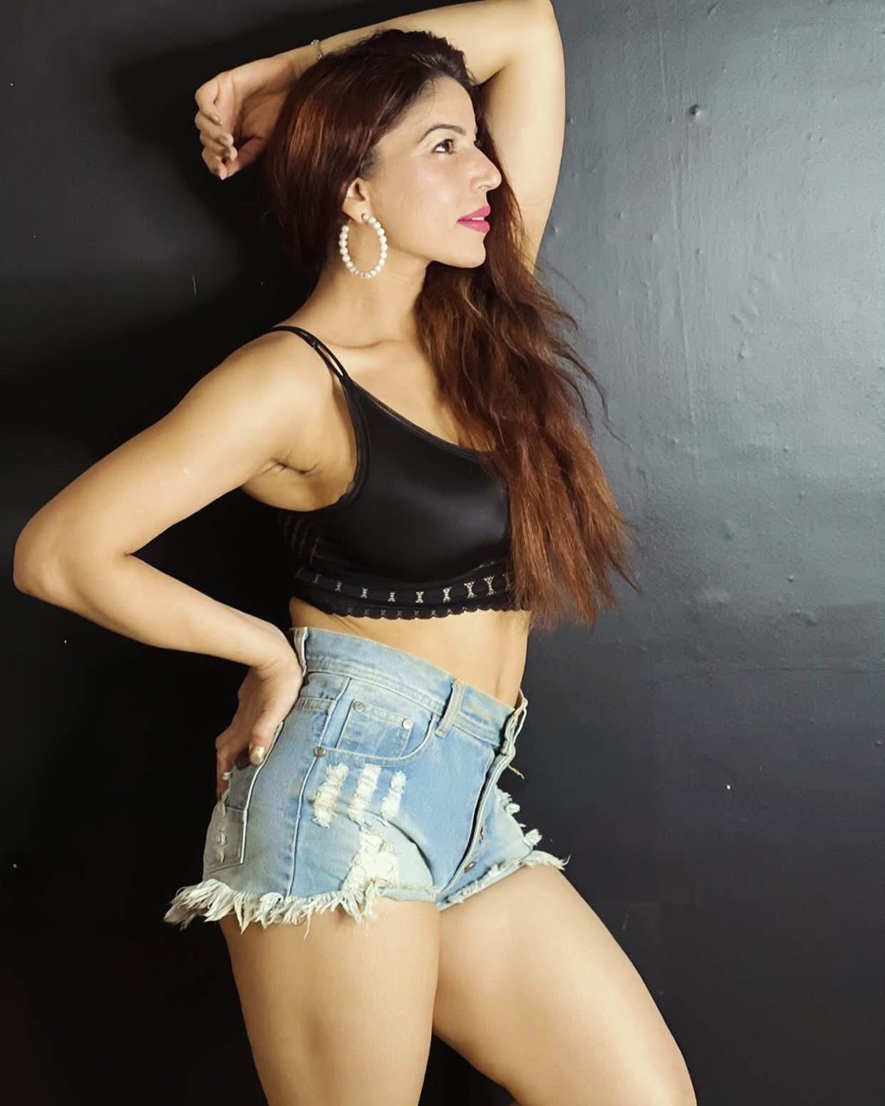 Maahi Khan nude 2