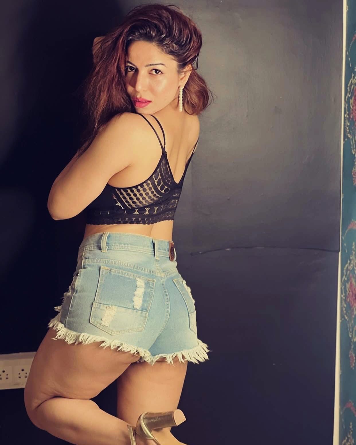 Maahi Khan nude 4