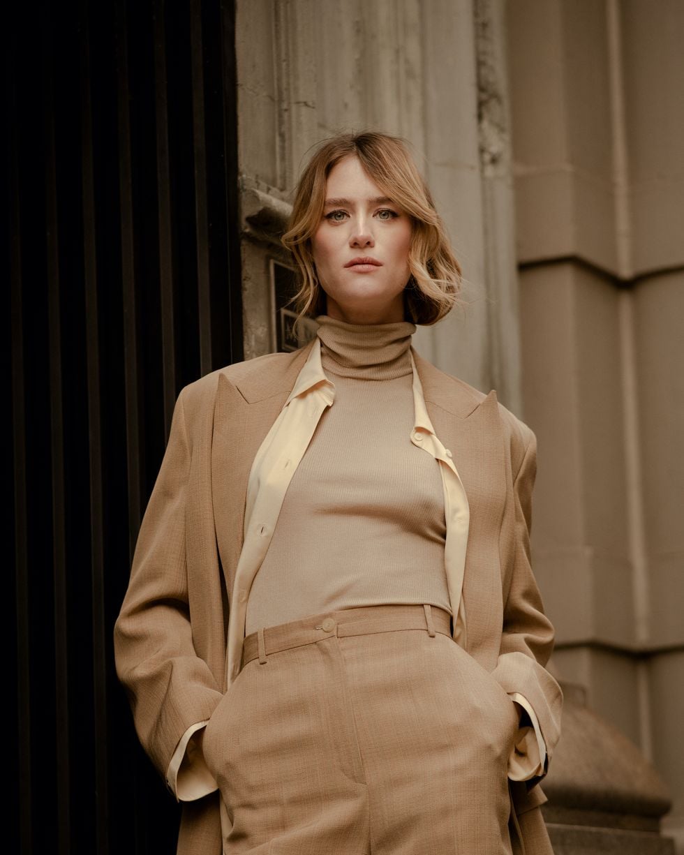 Mackenzie Davis nude 6
