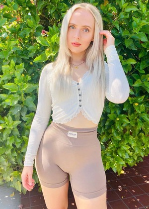 Madilyn Bailey nude 3