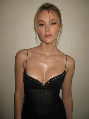 Maika Monroe nude 8