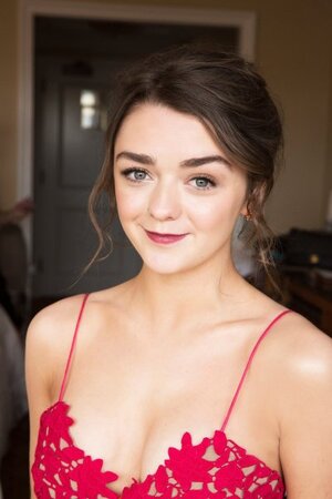 Maisie Williams nude 8