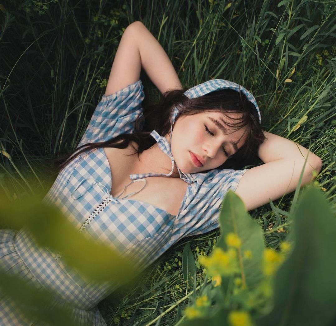 Malina Weissman nude 7