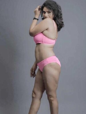 Malvika Tomar nude 12