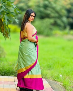 Malvika Tomar nude 5