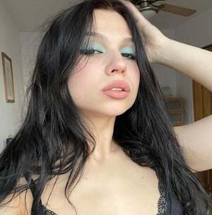 Manon Kummus nude 4