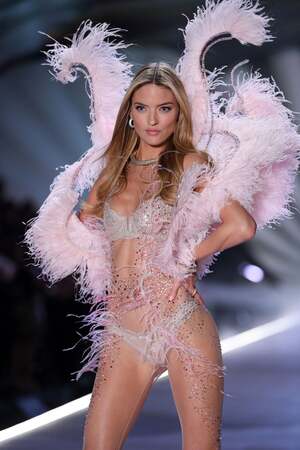 Martha Hunt nude 6