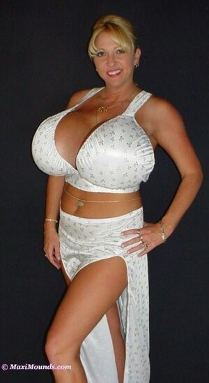 Maxi Mounds nude 2