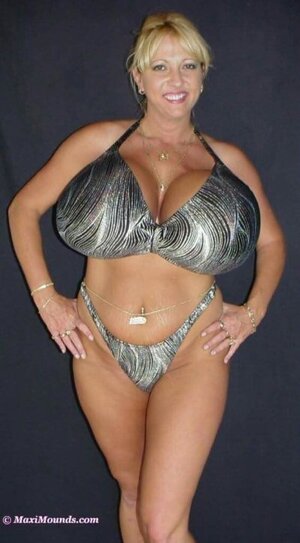 Maxi Mounds nude 3