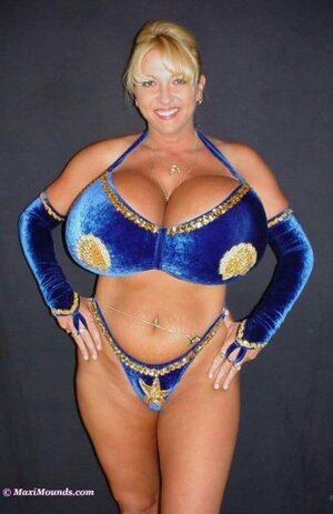 Maxi Mounds nude 9