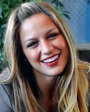 Melissa Benoist nude 9