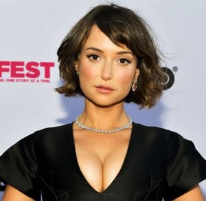 Milana Vayntrub nude 8