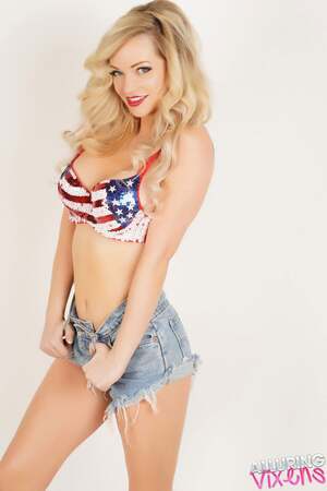 Mindy Robinson nude 3
