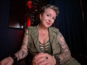 Mistress T nude 11