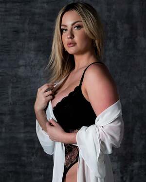 Molly Moore nude 4